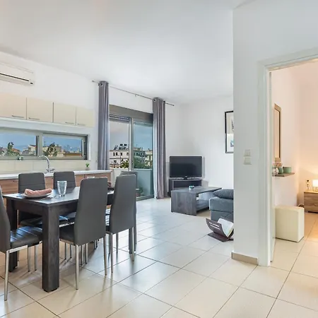 Iriana's In Center * 干尼亞